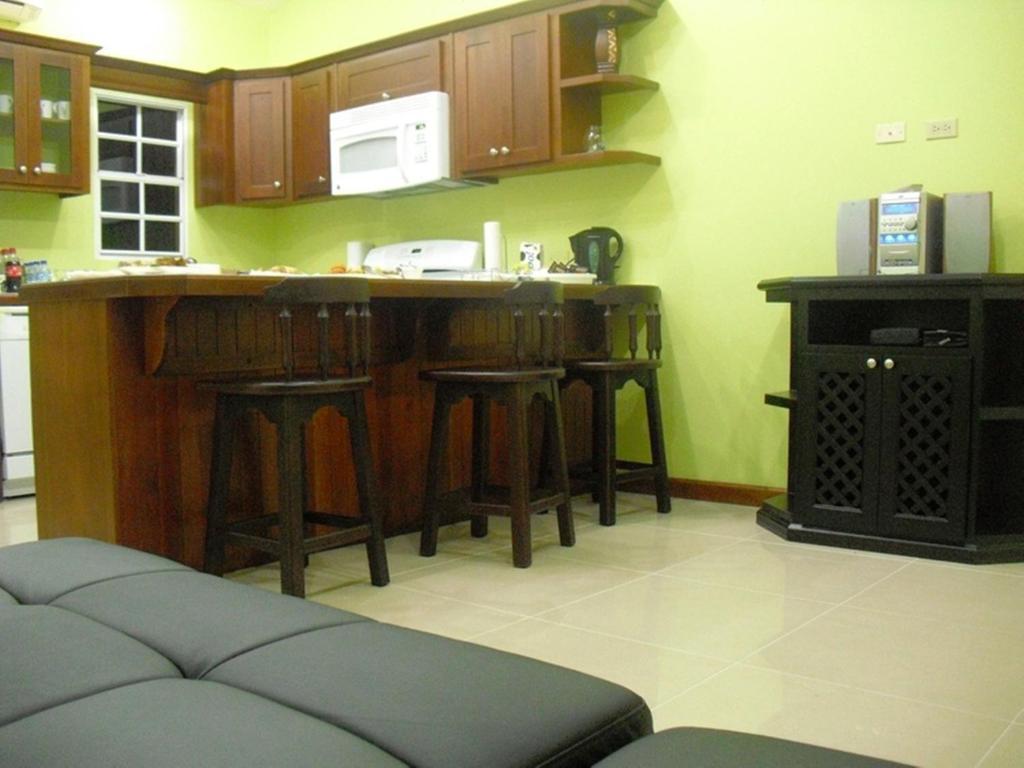 Piarco Village Suites Buitenkant foto